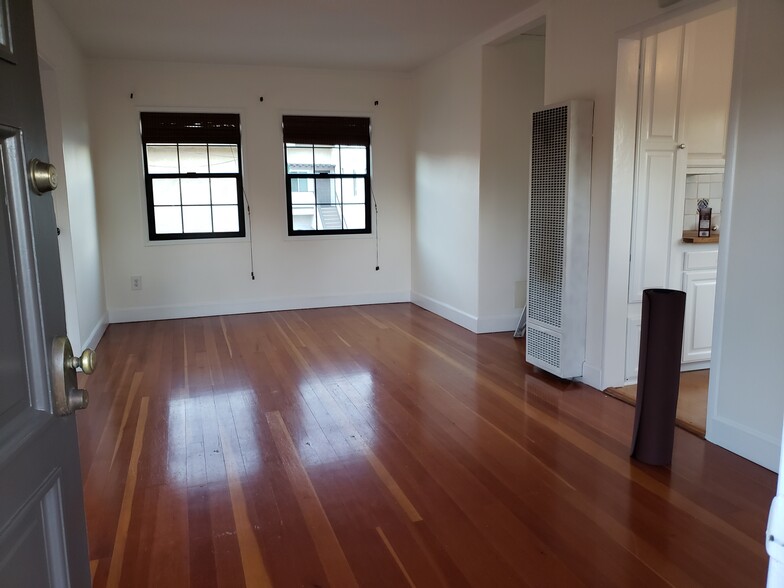 Living room - 1022 N Parish Pl