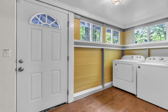 Building Photo - Cozy 2 Bed / 1 Bath Bungalow Near the Blue Ridge Mountains on Nearly 1 Acre $1,595/mo rent