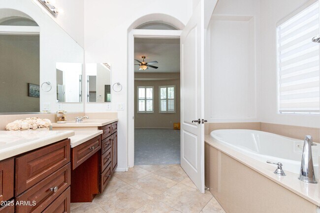 Building Photo - 2310 W Sienna Bouquet Pl