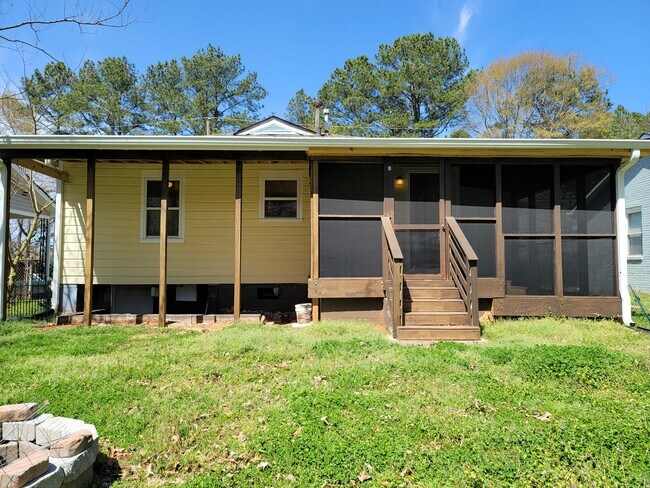 Back view - 3237 Gifford St