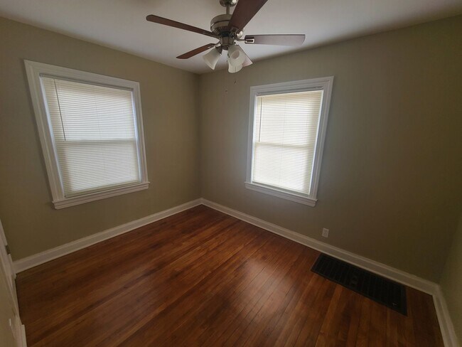 Building Photo - Extra clean and spacious home with a finis...