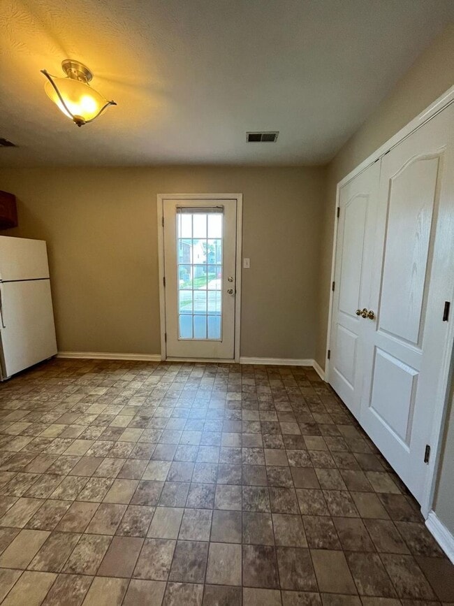 Building Photo - Two-bedroom, 1.5-bath townhouse in Nicholasville, KY