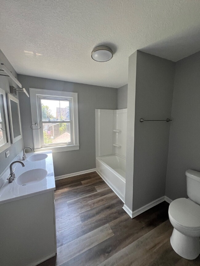 Building Photo - 3 bedroom / 2 bathroom home with Fenced Ba...