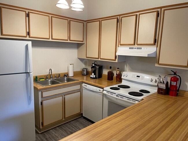 Building Photo - Cozy 1 bedroom townhome
