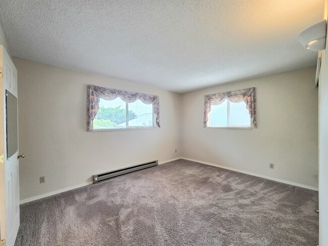 Building Photo - ** Oversized 4-Bedroom House w/ 2-Car Garage, & Fenced Backyard in a great Wenatchee Neighborhood!