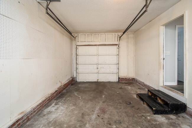 Building Photo - 3 Bedroom With Open Floor Plan