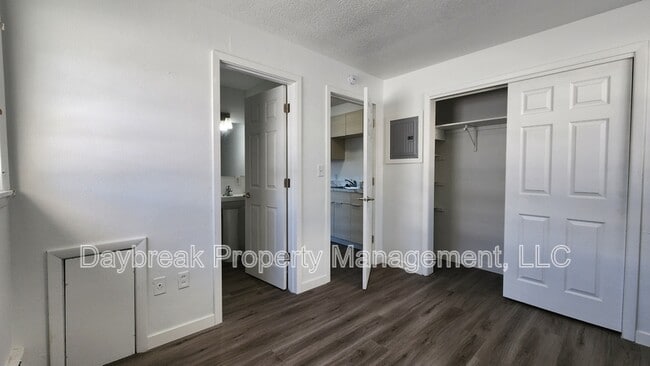 Building Photo - 1211-11 1/2 11 1/2 St N