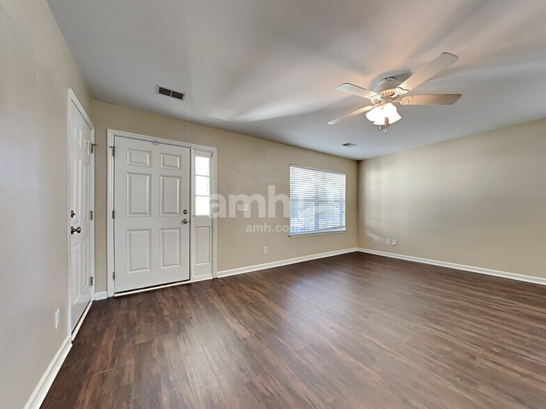 Building Photo - 9001 Greenbriar Dr