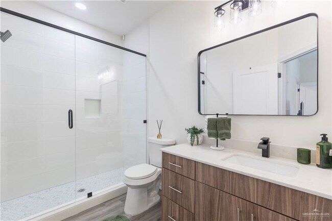 Building Photo - 15 Clarence Dr