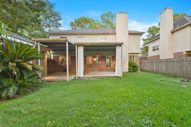 Building Photo - Freshly Painted Beauty with Spacious Outdo...