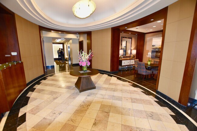 Building Photo - Beautiful Downtown 2 Bedroom Condo - Spaci...