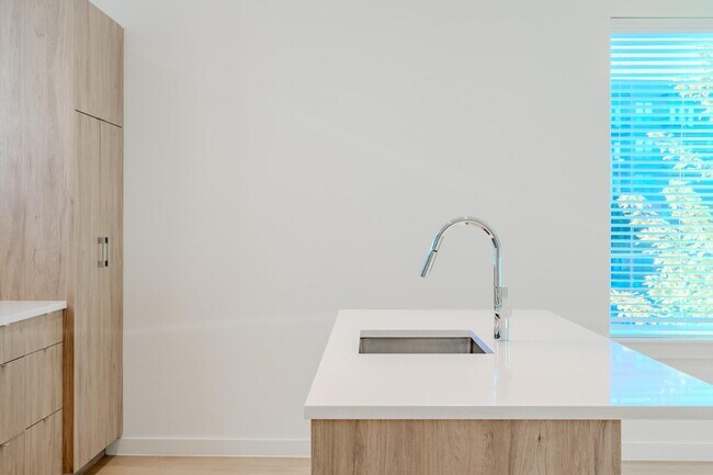 Building Photo - Stunning Modern Townhomes Newer Construction :: Henderson & Greenville Ave area