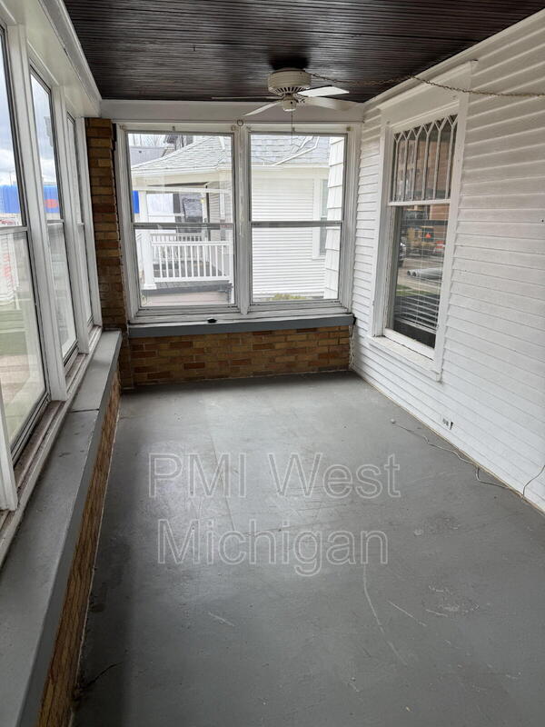 Building Photo - 865 Leonard St NW