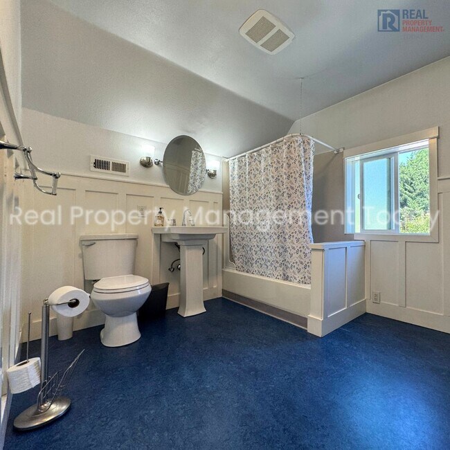 Building Photo - Charming 5 Bedroom + Huge yard!