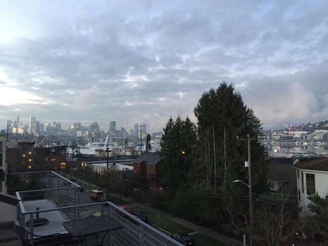 Building Photo - 2Bd/1Ba Seattle Home