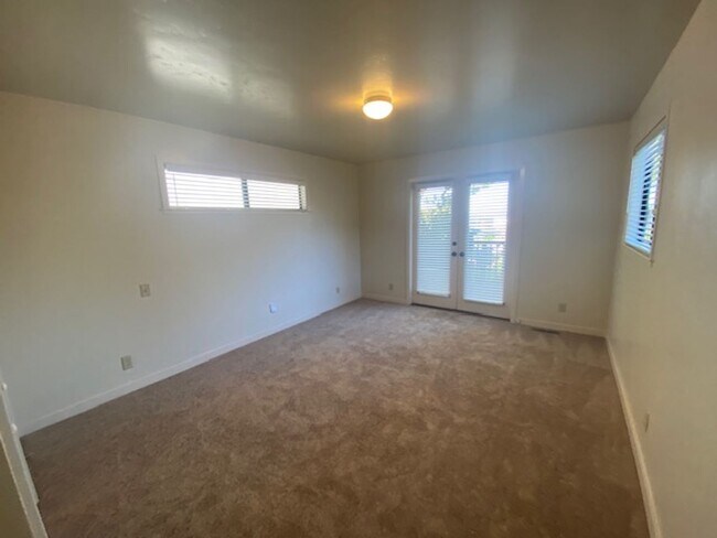 Building Photo - Cozy Monterey Home!