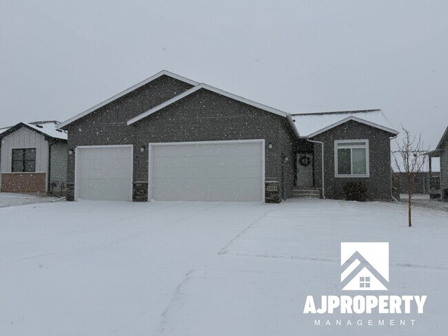 Building Photo - 5304 S Spirea Ave