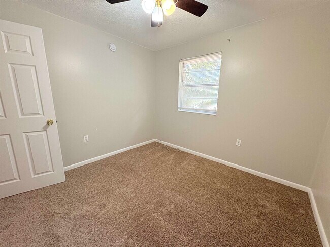 Building Photo - 2922 Oakwood Dr
