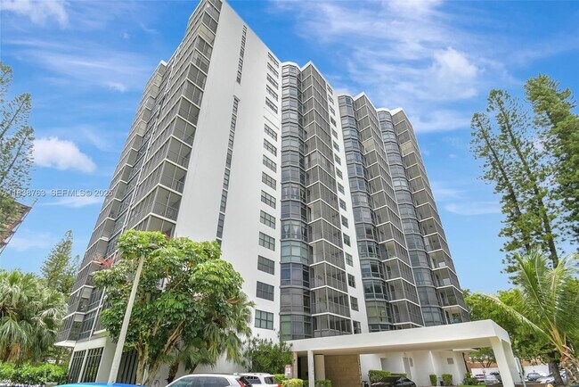 Building Photo - 20100 W Country Club Dr