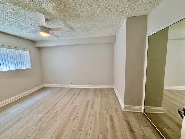 Building Photo - 1595 E Chevy Chase Dr