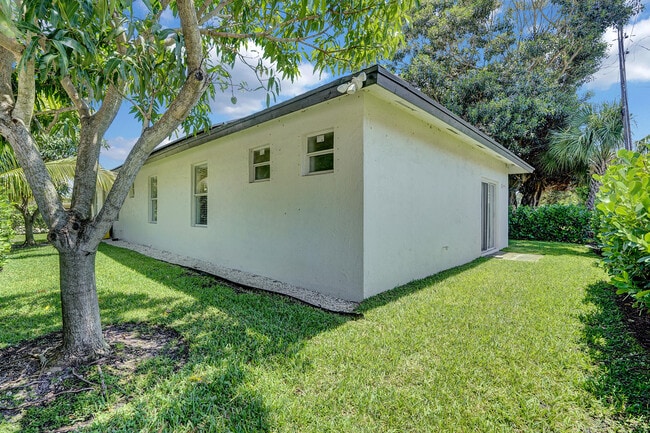 Building Photo - 724 SW 9th St