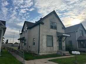 Building Photo - 2 Bedroom 1 bath duplex