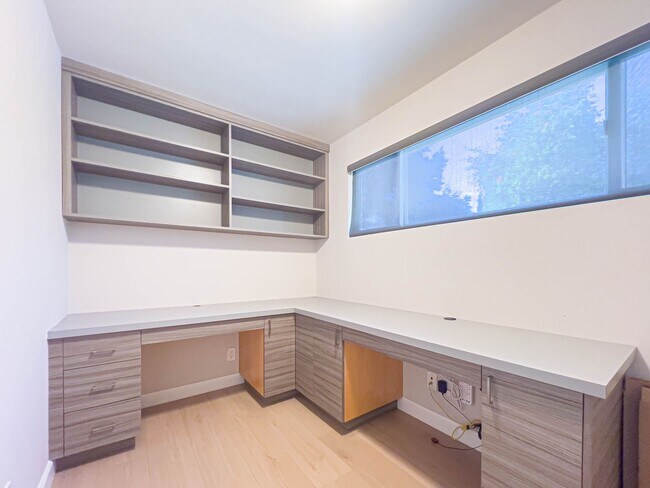 Building Photo - 15424 Camarillo St