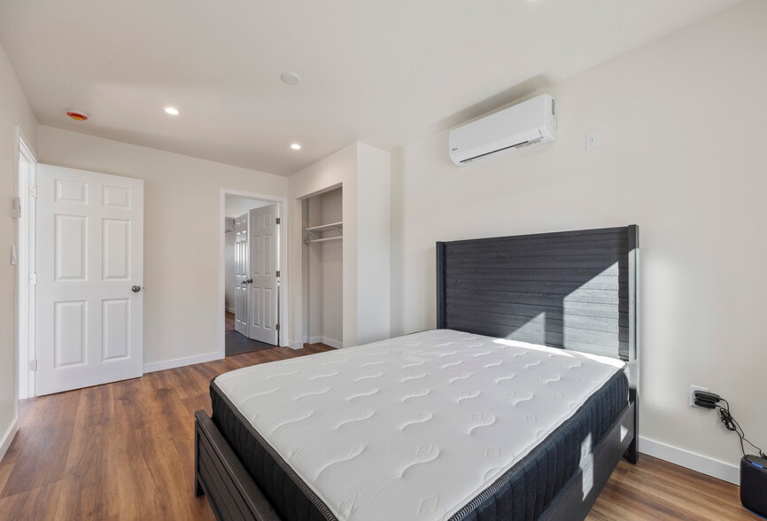 Building Photo - 1443 W 36th Pl