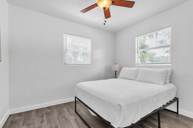 Building Photo - Charming 3BD/2BTH Home with Private Backya...