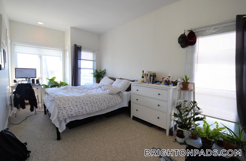 Building Photo - 8 Glencoe St