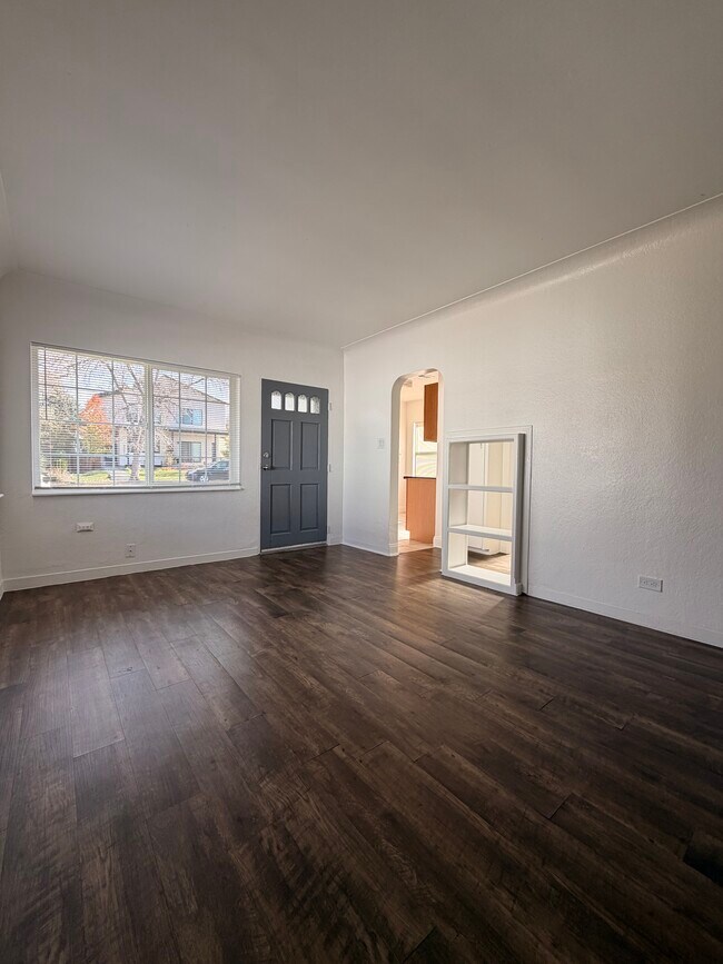 Building Photo - 2811 S Lincoln-2813