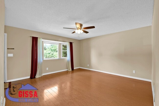 Building Photo - Beautiful home with 3 bedrooms, 2 bathroom...