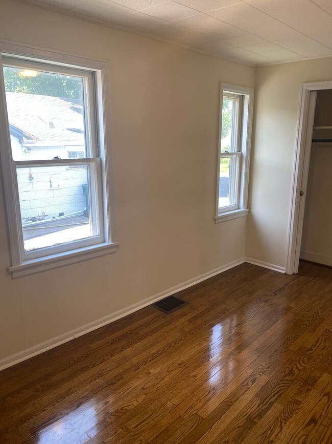 Building Photo - Cozy Single Bungalow right in the Wedge! A...