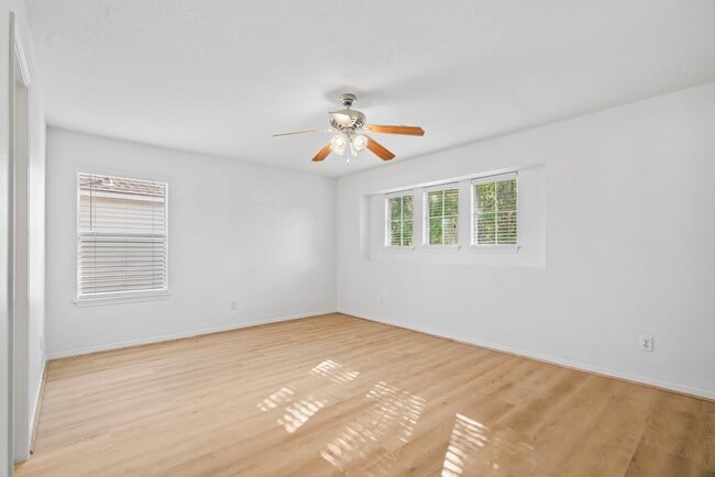 Building Photo - 15327 Hickory Dale St