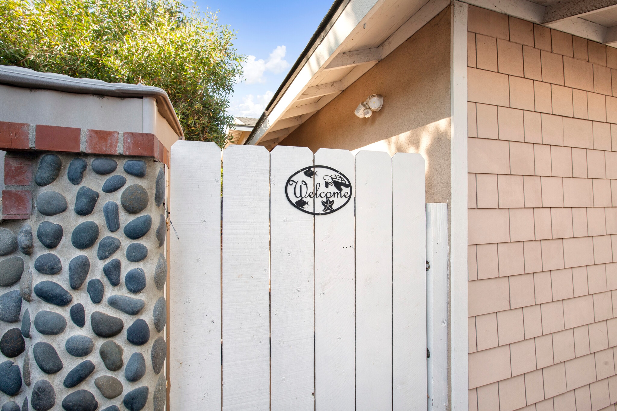 Building Photo - 313 S Rios Ave