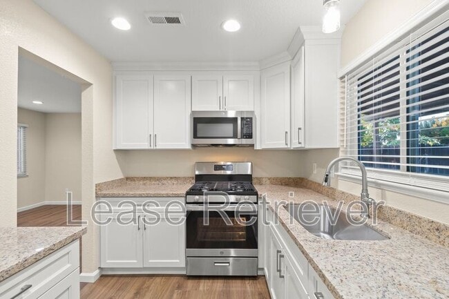 Building Photo - 990 Palm Cir