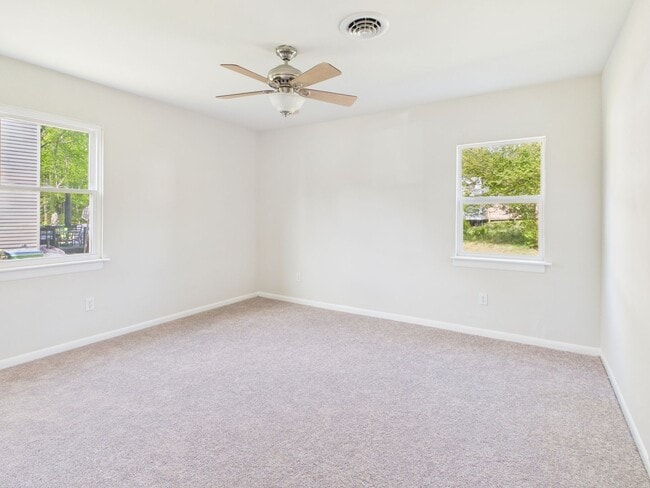 Building Photo - 2336 Sara Ln