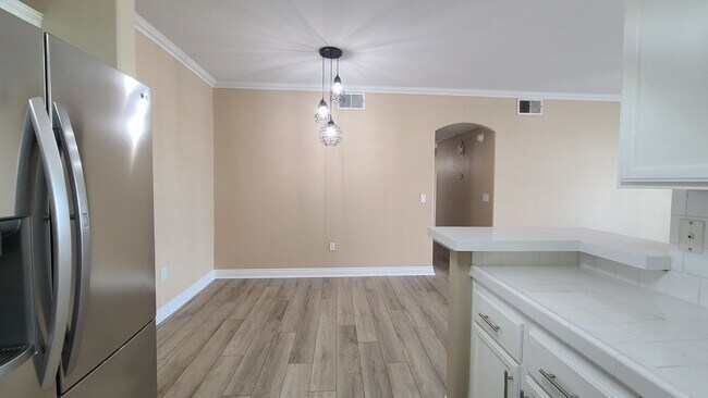 Building Photo - Upstairs 3 Bedroom condo