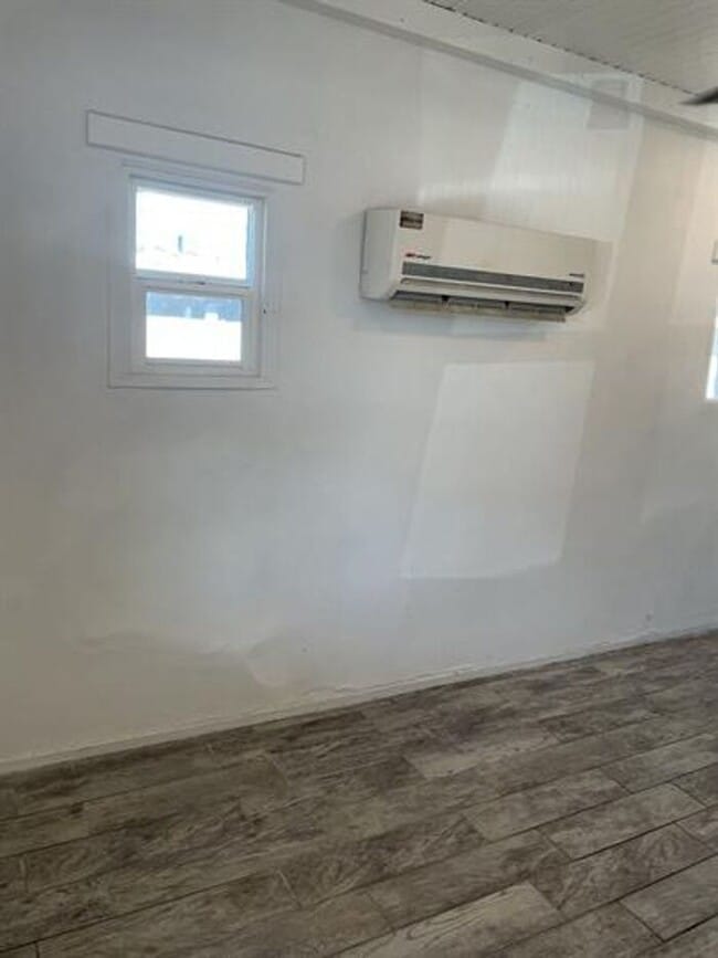 Building Photo - Cute 2 Bedroom Cottage.  Minutes to UofA