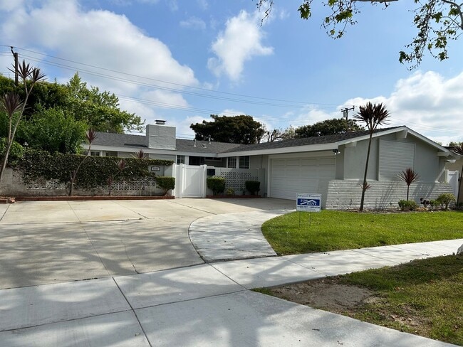 Building Photo - Rossmoor Home for rent. 3 bedrooms 2 baths.