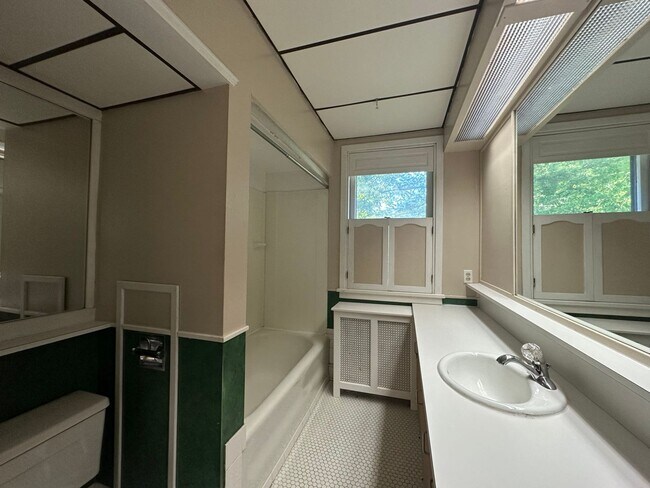 Building Photo - Charming 3 Bedroom/1.5 Bathroom Home in Ha...
