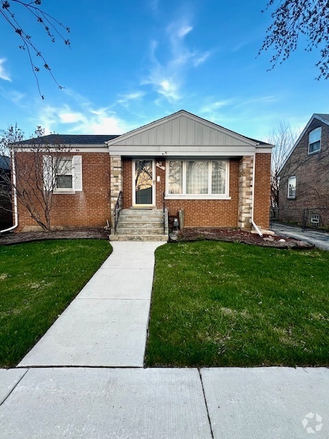 Building Photo - 9905 S Turner Ave