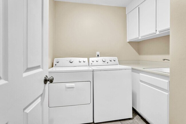 Building Photo - Beautiful 3 Bedroom/2.5 bath  detached hom...