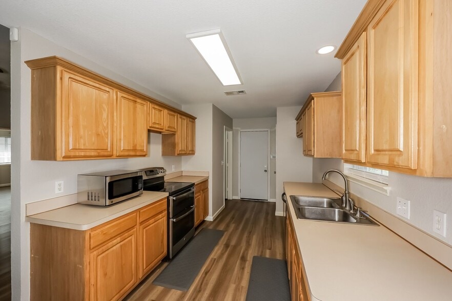 Building Photo - 321 Meadow Park Dr