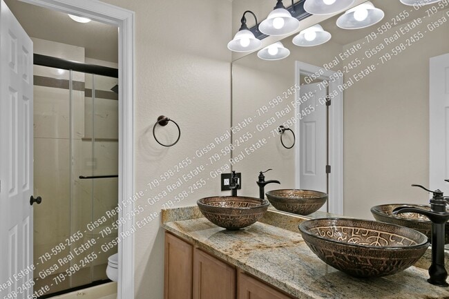 Building Photo - This beautiful 4 bedroom, 3 1/2 bathroom, ...