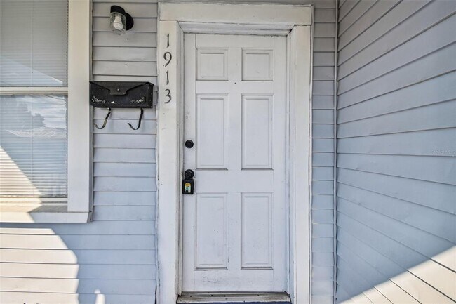 Building Photo - 1913 W Lemon St