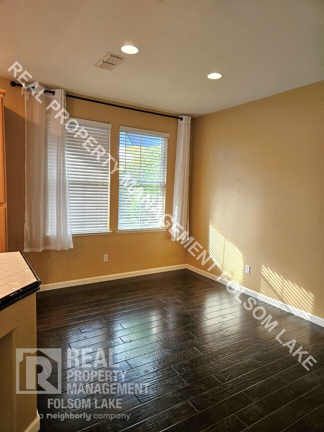 Building Photo - Lincoln Crossing Gated Community 3-Bedroom...