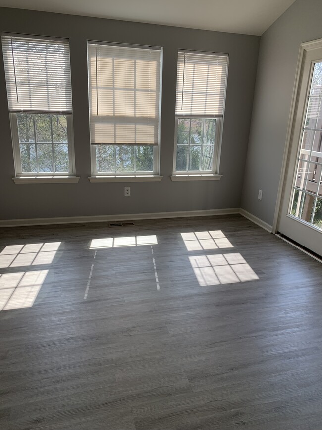 Building Photo - 1082 Sparrow Way