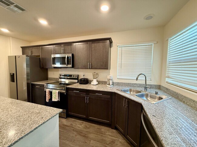 Building Photo - COMING SOON! 3/BD 2.5/BA Townhouse W/ Amaz...