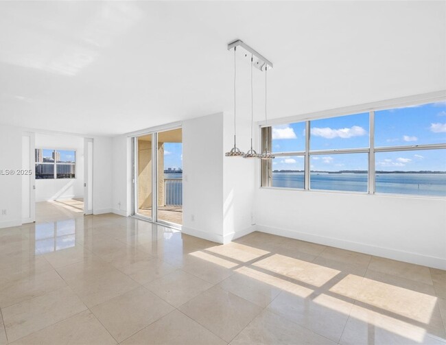 Building Photo - 1420 Brickell Bay Dr